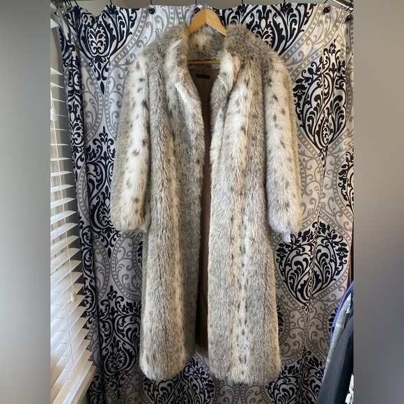 Jackets & Blazers - Elegant Faux Fur Coat